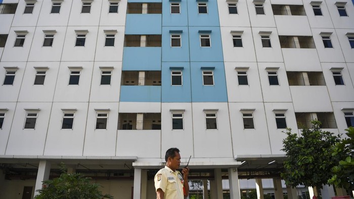 Warga menempati salah satu ruangan di rumah susun sederhana sewa (Rusunawa) Nagrak, Cilincing, Jakarta Utara, Selasa (18/7/2023). Dinas Perumahan Rakyat dan Kawasan Permukiman (DPRKP) DKI Jakarta berencana menyiapkan Rusunawa Nagrak untuk menampung warga Kampung Bayam yang terdampak pembangunan stadion Jakarta International Stadium (JIS) yang hingga kini masih tinggal di tenda di kawasan tersebut. ANTARA FOTO/M Risyal Hidayat/aww.