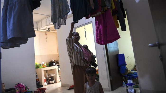 Rusun Nagrak disiapkan untuk warga Kampung Bayam Warga menempati salah satu ruangan di rumah susun sederhana sewa (Rusunawa) Nagrak, Cilincing, Jakarta Utara, Selasa (18/7/2023). Dinas Perumahan Rakyat dan Kawasan Permukiman (DPRKP) DKI Jakarta berencana menyiapkan Rusunawa Nagrak untuk menampung warga Kampung Bayam yang terdampak pembangunan stadion Jakarta International Stadium (JIS) yang hingga kini masih tinggal di tenda di kawasan tersebut. ANTARA FOTO/M Risyal Hidayat/aww.