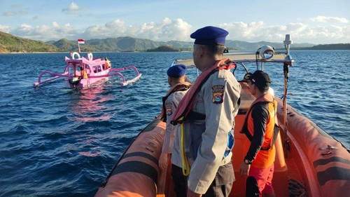 SAR Mataram bersama polisi mencari pemancing Dwi Andi Prasetya yang hilang, Senin (17/7/2023). Dwi Andi hilang saat mengambil dayung perahu yang jatuh ke laut.