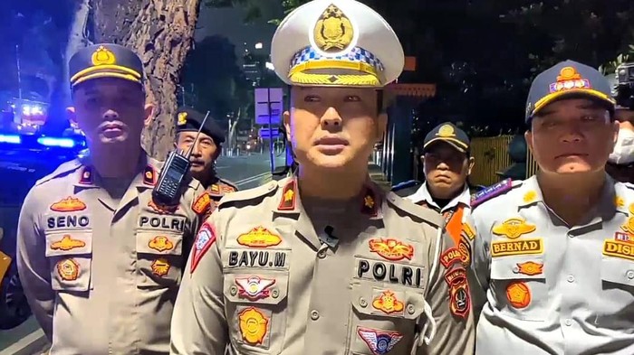 Kasat Lantas Jaksel Kompol Bayu Marfiando mengatakan pihaknya menurunkaan e-TLE mobile dan derek untuk menertibkan kendaraan yang parkir sembarangan.