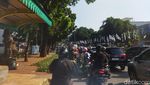 Penampakan Truk Melintang di Tebet Pemicu Kemacetan Pagi Ini