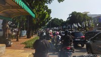 Foto: Satu unit truk mengangkut besi mengalami patah as saat hendak putar balik di Jalan Prof DR Soepomo Tebet, Jakarta Selatan (Jaksel). Kemacetan panjang di kedua arah tak dapat dihindari. (Kurniawan Fadhilah/detikcom)