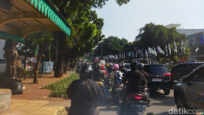 Satu unit truk mengangkut besi mengalami patah as saat hendak putar balik di Jalan Prof DR Soepomo Tebet, Jakarta Selatan (Jaksel). Kemacetan panjang di kedua arah tak dapat dihindari. (Kurniawan Fadhilah/detikcom) Satu unit truk mengangkut besi mengalami patah as saat hendak putar balik di Jalan Prof DR Soepomo Tebet, Jakarta Selatan (Jaksel). Kemacetan panjang di kedua arah tak dapat dihindari. (Kurniawan Fadhilah/detikcom)