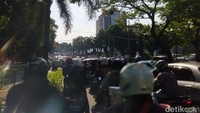 Kendaraan mobil hanya dapat melintas dengan laju sekitar 10 km/jam, bahkan sesekali berhenti. Sementara sepeda motor hanya dapat melintas dengan kecepatan sekitar 20 km/jam. (Kurniawan Fadhilah/detikcom)