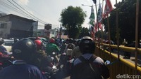 Kemacetan panjang di kedua arah di Jalan Prof DR Soepomo tak dapat dihindari. Tampak volume lalu lintas di jalan tersebut sangat padat. (Kurniawan Fadhilah/detikcom)