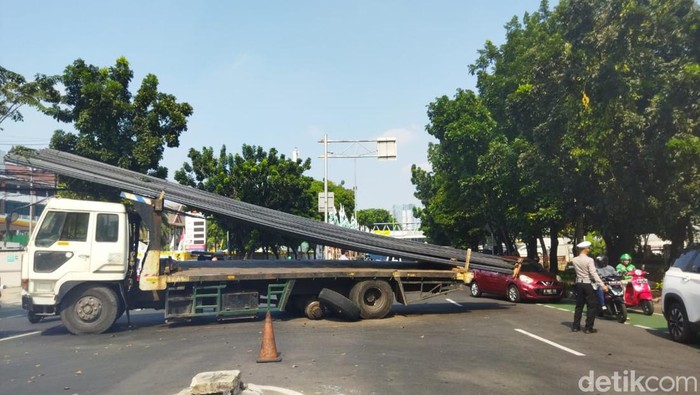 Satu unit truk mengangkut besi mengalami patah as saat hendak putar balik di Jalan Prof DR Soepomo Tebet, Jakarta Selatan (Jaksel). Kemacetan panjang di kedua arah tak dapat dihindari. (Kurniawan Fadhilah/detikcom)