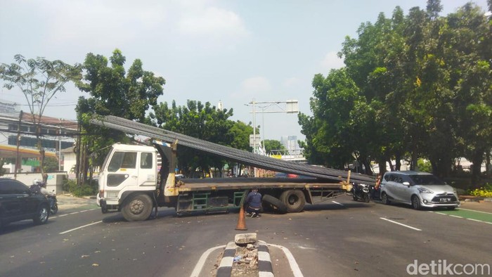 Satu unit truk mengangkut besi mengalami patah as saat hendak putar balik di Jalan Prof DR Soepomo Tebet, Jakarta Selatan (Jaksel). Kemacetan panjang di kedua arah tak dapat dihindari. (Kurniawan Fadhilah/detikcom) Satu unit truk mengangkut besi mengalami patah as saat hendak putar balik di Jalan Prof DR Soepomo Tebet, Jakarta Selatan (Jaksel). Kemacetan panjang di kedua arah tak dapat dihindari. (Kurniawan Fadhilah/detikcom)