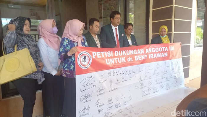 Sejumlah dokter Anggota IDI Jatim mendatangi Polres Sampang untuk memberikan dukungan terhadap dr Benny Irawan Kepala Puskesmas Robatal yang dipukuli aktivis.