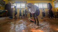 Selama tahun ini sekolah tersebut telah terdampak banjir hingga sepuluh kali.  