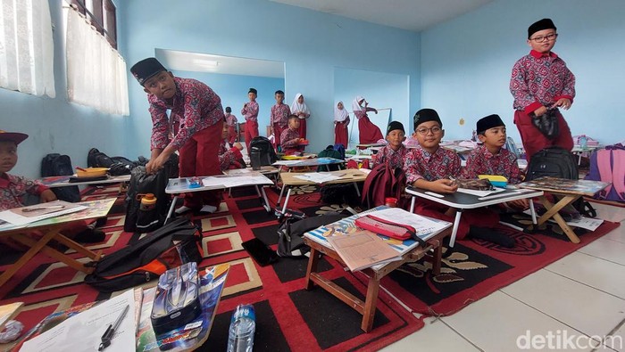 Siswa Kelas 4 SDN 1 Cipeundeuy KBB Belajar Lesehan Beralaskan Karpet