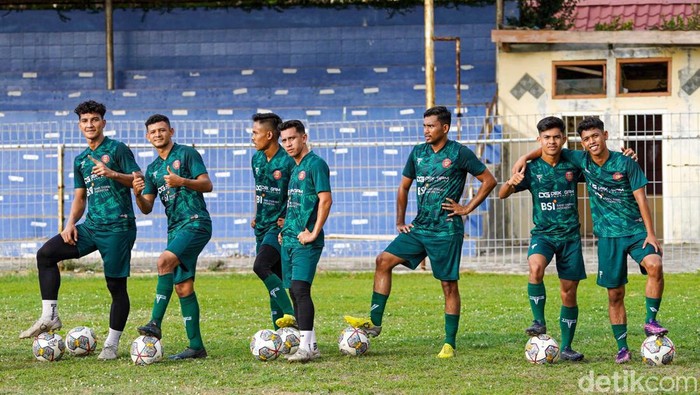 Skuad Persiraja melakukan latihan ringan.