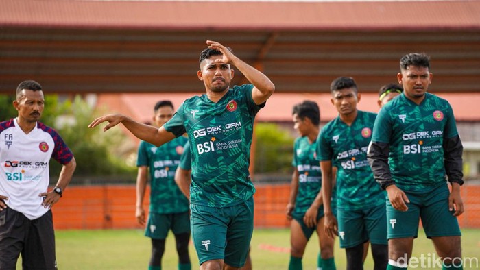 Skuad Persiraja melakukan latihan ringan.