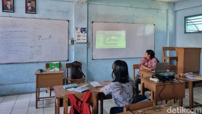SMP Tenggilis Jaya Surabaya hanya dapat 2 siswa baru. Satu siswa mundur dan siswa lain sakit saat MPLS hari kedua.