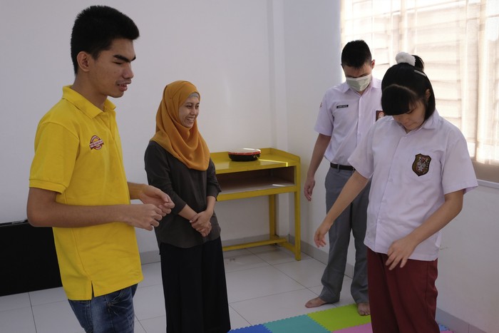 Sri Melati atau Imel (berkerudung), awardee LPDP di UCL, Inggris bersama para siswa.