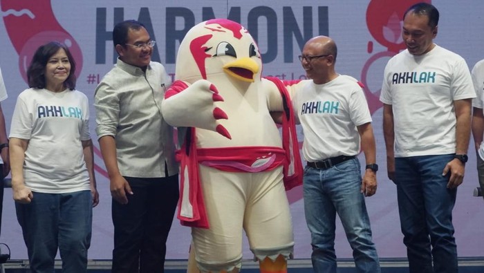 Suasana IFG Festival Harmoni 2023 Direktur Utama PT Bahana TCW Investmemt Management Rukmi Proborini (dari kiri ke kanan) bersama Deputi Bidang Sumber Daya Manusia Kementerian BUMN Tedi Bharata, Direktur Utama IFGHexana Tri Sasongko, dan Direktur Utama Jasa Raharja Rivan A. Purwantono, mengamati maskot Festival seusai membuka IFG Festival Harmoni 2023, di Jakarta, Selasa (18/07/2023).
