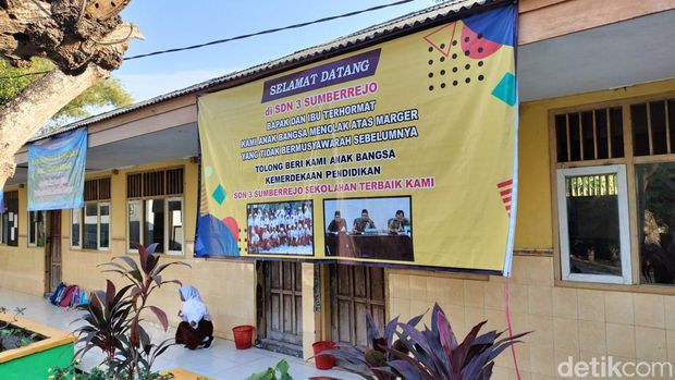 Suasana siswa belajar di teras SDN Sumberrejo 3 Bojonegoro pagi ini.