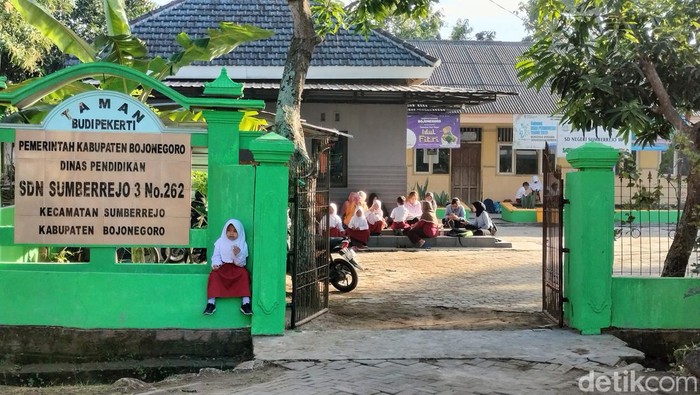 Suasana siswa belajar di teras SDN Sumberrejo 3 Bojonegoro pagi ini.