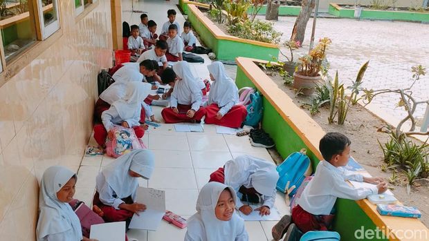 Suasana siswa belajar di teras SDN Sumberrejo 3 Bojonegoro pagi ini.