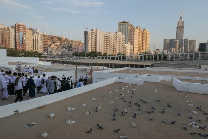 Sejumlah jamaah berziarah di Pemakaman Mala, Mekah, Arab Saudi, Senin (17/7/2023). Kompleks pemakaman tempat dikebumikan keluarga dan sahabat Rasulullah SAW serta ulama asal Indonesia seperti Syaikh Nawawi Al Bantani hingga KH Maimoen Zubair tersebut menjadi lokasi ziarah jamaah asal Indonesia yang melakukan ibadah di tanah suci. ANTARA FOTO/Wahyu Putro A/Spt.
