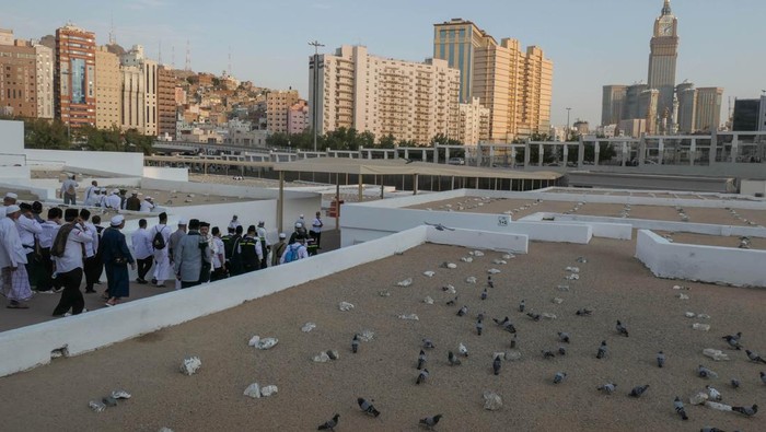 Suasana Ziarah di Ma'la Makkah, Pemakaman Sahabat Rasul dan Ulama RI Sejumlah jamaah berziarah di Pemakaman Ma'la, Mekah, Arab Saudi, Senin (17/7/2023). Kompleks pemakaman tempat dikebumikan keluarga dan sahabat Rasulullah SAW serta ulama asal Indonesia seperti Syaikh Nawawi Al Bantani hingga KH Maimoen Zubair tersebut menjadi lokasi ziarah jamaah asal Indonesia yang melakukan ibadah di tanah suci. ANTARA FOTO/Wahyu Putro A/Spt.