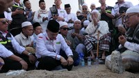 Pemakaman Mala merupakan tempat dikebumikan keluarga dan sahabat Rasulullah SAW serta ulama asal Indonesia seperti Syaikh Nawawi Al Bantani hingga KH Maimoen Zubair.