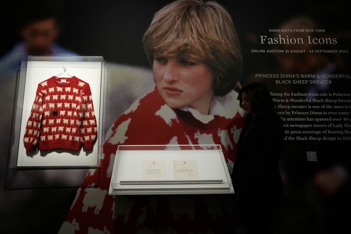 Sweater Putri Diana Dilelang Setelah 40 Tahun Hilang, Harganya Fantastis A Sotheby's employee looks at the historic Princess Diana black sheep jumper at the auction house Sotheby's in London, Monday, July 17, 2023. The 'Worn on Several Occasions & Adored by the Fashion Icon' jumper will be on auction headlining Sotheby's inaugural fashion icons sale in New York this September at an Estimate of $50,000 β 80,000, 38,000-61,000 pounds. (AP Photo/Frank Augstein)