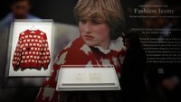 Sweater dengan motif domba milik Putri Diana dipajang di rumah lelang Sothebys di London, Inggris.  Foto: AP/Frank Augstein