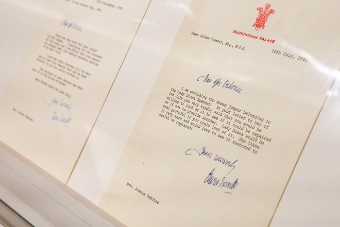 Sweater Putri Diana Dilelang Setelah 40 Tahun Hilang, Harganya Fantastis Correspondence from Oliver Everett, private secretary to Britain's late Diana, Princess of Wales, is displayed at Sotheby's, in London, Britain, July 17, 2023. The correspondence refers to a 'black sheep' jumper worn by Diana, and together they will go up for auction after being recently rediscovered in a box in the attic of the jumper's manufacturers. (REUTERS/Rachel Adams)