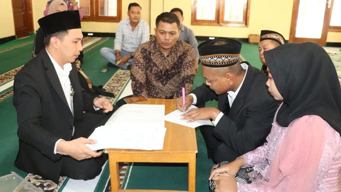 Tahanan kasus narkoba Polres Sragen menikahi kekasihnya di Mapolres Sragen, Selasa (18/7/2023).