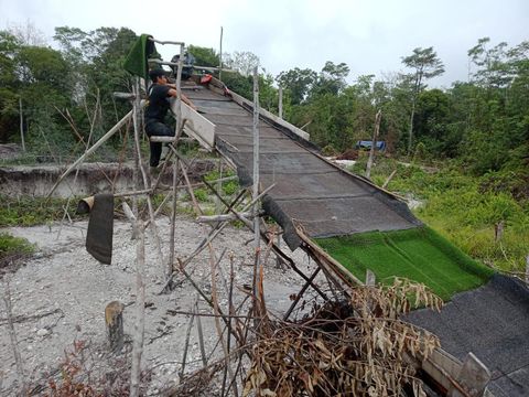 Polisi menggerebek 2 lokasi tambang emas ilegal di Merangin, Jambi, Selasa (18/7/2023).