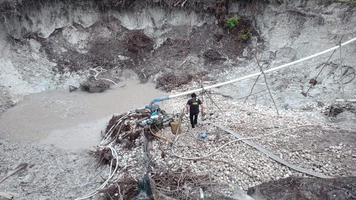 Polisi menggerebek 2 lokasi tambang emas ilegal di Merangin, Jambi, Selasa (18/7/2023).