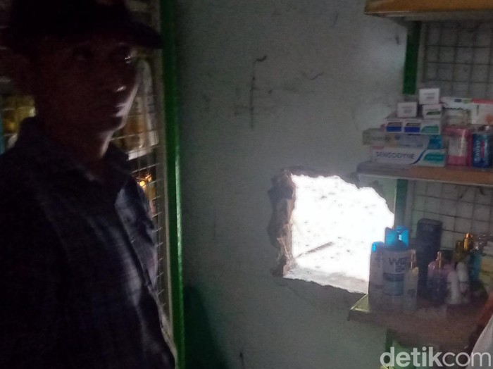 Tembok toko swalayan di Jalan Pedan-Cawas, Kecamatan Trucuk, Klaten, yang dijebol maling. Diunggah Selasa (18/7/2023).