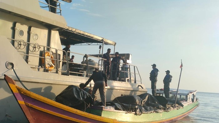 TNI AL menggagalkan penyelundupan 64 ton pakaian bekas impor asal Malaysia di Berau. Dokumen Istimewa