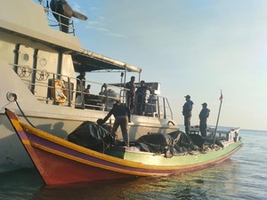 TNI AL Gagalkan Penyelundupan 64 Ton Pakaian Bekas dari Malaysia di Berau
