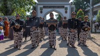 Keluarga besar ahli waris Sesepuh Dewan Adat Kasepuhan Girikusumo mengirab kotak kayu berisi jubah pusaka leluhur dalam prosesi Tradisi Kirab Sura Girikusumo di Desa Banyumeneng, Mranggen, Demak, Jawa Tengah, Selasa (18/7/2023). ANTARA FOTO/Aji Styawan. 