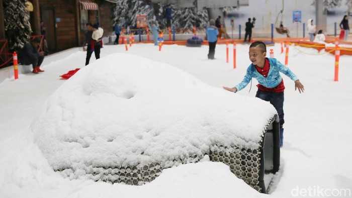 Traveler yang mau main salju buat liburan, wajib datang ke Trans Snow World Bekasi. Tempat wisata ini lagi banting harga khusus buat temani liburan kamu!
