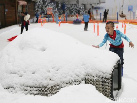 Traveler yang mau main salju buat liburan, wajib datang ke Trans Snow World Bekasi. Tempat wisata ini lagi banting harga khusus buat temani liburan kamu!