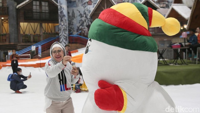 Traveler yang mau main salju buat liburan, wajib datang ke Trans Snow World Bekasi. Tempat wisata ini lagi banting harga khusus buat temani liburan kamu!