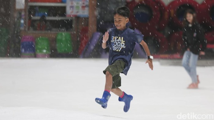 Traveler yang mau main salju buat liburan, wajib datang ke Trans Snow World Bekasi. Tempat wisata ini lagi banting harga khusus buat temani liburan kamu!
