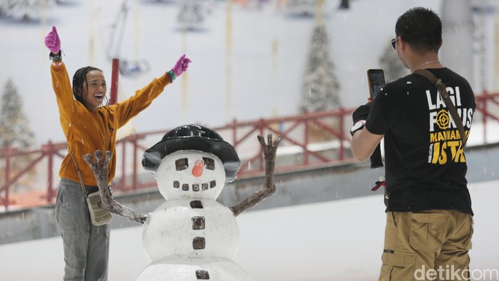 Traveler yang mau main salju buat liburan, wajib datang ke Trans Snow World Bekasi. Tempat wisata ini lagi banting harga khusus buat temani liburan kamu!