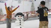 Selain menikmati keseruan bermain salju, pengunjung juga bisa menikmati keseruan menari di salju bersama Snow Princess dan Snow Crew yang hadir setiap harinya dalam acara Dancing With Snow Princess. Pengunjung bisa menari dan berfoto bersama para Snow Icon yang lucu dan menggemaskan termasuk Snowman.