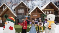 Di Trans Snow World Bekasi pengunjung bisa menikmati aneka makanan dan minuman hangat untuk menemani keseruan bermain salju. Nikmati aneka ramen dan juga mie bakso dengan aneka topping seperti bakso urat dan bakso keju di Resto Swiss Alp serta aneka minuman hangat seperti cappuccino dan juga hot chocolate di café 10 Degrees yang dapat dinikmati mulai dari harga Rp 25.000 hingga Rp 75.000.