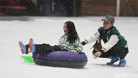 Wisatawan bermain salju di Trans Snow World Juanda, Kota Bekasi, Jawa Barat, Selasa (18/7/2023).