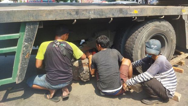 Truk Patah As Roda di Kawasan Tebet Mulai Dievakuasi