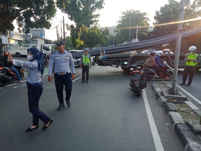 Truk Tronton Patah As Roda di Jl Saharjo Jaksel, Lalu Lintas Padat Truk Tronton Patah As Roda di Jl Saharjo Jaksel, Lalu Lintas Padat