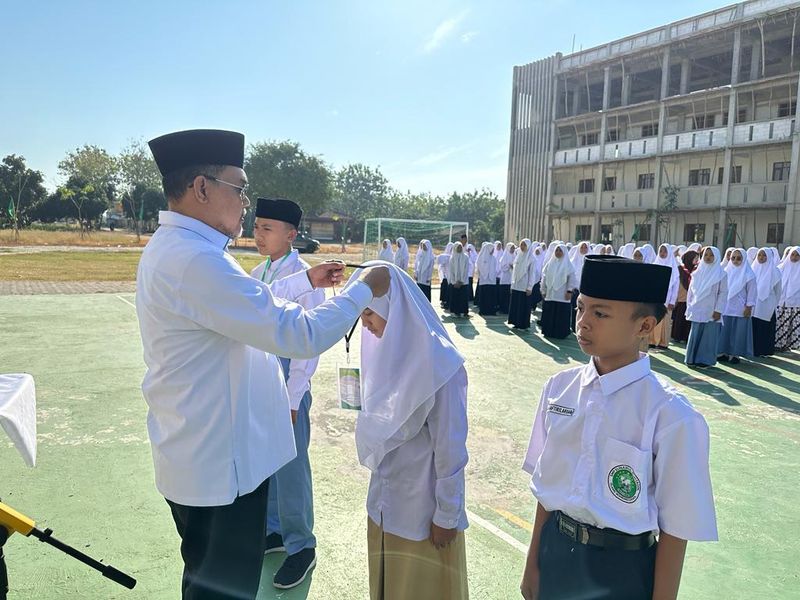 Hal tersebut disampaikan ketika ia memimpin apel Masa Pengenalan Lingkungan Sekolah (MPLS) di Pondok Pesantren Modern Sunanul Muhtadin, Kertosono, Sidayu, Gresik, Jawa Timur, Senin (17/7).