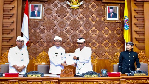 Walikota Denpasar I Gusti Ngurah Jaya Negara menyerahkan KUA-PPAS 2024 pada DPRD di kantor DPRD Kota Denpasar, Bali, Senin, (17/7/2023).