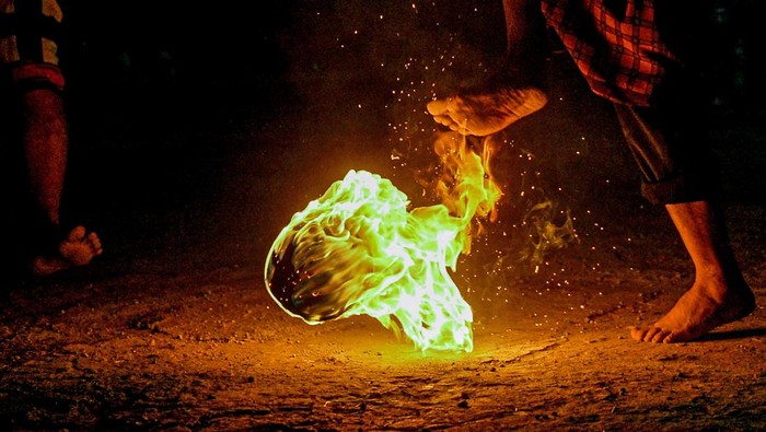 Warga Bandung Sambut Tahun Baru Islam dengan Bola Api Warga memainkan permainan sepak bola api di Desa Cibiru Hilir, Cileunyi, Kabupaten Bandung, Jawa Barat, Selasa (18/7/2023). Permainan bola api yang diadakan dalam rangka menyambut pergantian Tahun Baru Islam 1 Muharram 1445 H tersebut kembali digelar setelah sempat terhenti akibat pandemi COVID-19. ANTARA FOTO/Raisan Al Farisi/foc.