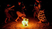Warga memainkan permainan sepak bola api di Desa Cibiru Hilir, Cileunyi, Kabupaten Bandung, Jawa Barat, Selasa (18/7/2023). 