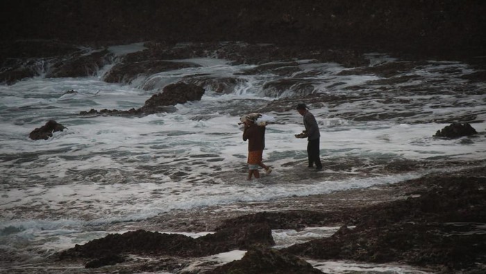 Warga melarung kepala sapi di Pantai Sembukan Wonogiri, Selasa (18/7/2023).